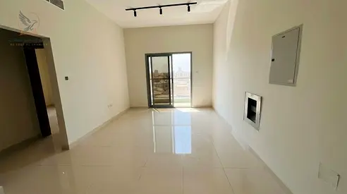 اول ساكن غرفه وصاله واسعه مع بلكونه باطلاله مفتوحه في موقع مميز قريب من الخدمات العامه تشطيبات لوكس
