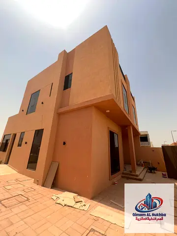 فيلا في منطقه الحوشي 3 طوابق التامين شيك لا يصرف 5 غرف ماستر غرفه خادمه ماستر صاله كببيره مجلس كبير مطبخ كبير بخزائن كسيره تشطيبات بانوراما مخرج دبي