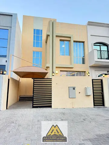 Townhouse / 3 master bedrooms / Large area / In Al Zahia area, behind the shopping complex, close to all services and main roads