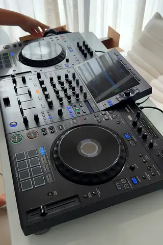 XDJ-AZ Alpha Theta with speakers and table