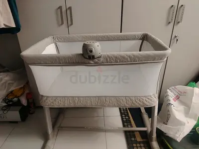 Portable baby bassinet/crib with mesh sides and canopy unit