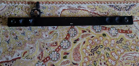 LG slim soundbar with built-in speakers - used