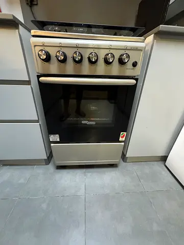 Freestanding gas cooker with oven - good working condition