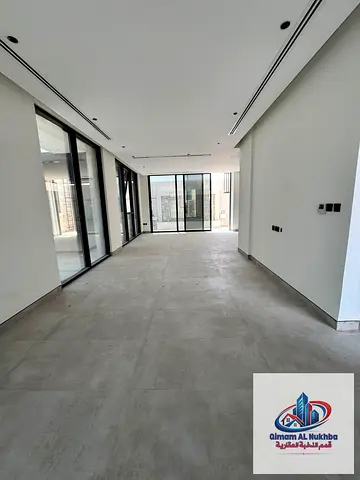 افخم فيلا بالحوشي 4 غرف نوم ماستر ريسبشن كبير مطبخ امريكي مميز مطبخ خارج الفيلا مزود بخزائن كسيره 7 حممات بتصميم حديث باركنج خاص التامين شيك مخرج دبي