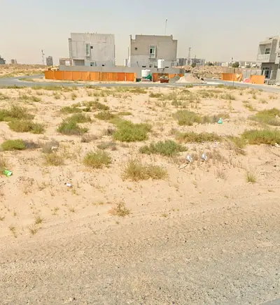 أرض للبيع في منطقة "العمرة" بعجمان، مخصصة للاستخدام السكني والتجاري (طابق أرضي + طابقان)، وحاصلة على الموافقات اللازمة.