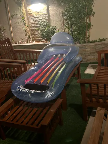 Inflatable pool lounge with cup holder