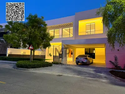 فيلا للبيع في منطقة الزورة، على شاطئ البحر، محاطة بجمال طبيعي مذهل. تشطيبات فاخرة وتصميم أنيق. ملكية حرة.
