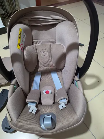 Cybex Light beige infant car seat with base (rear-facing) on good condition