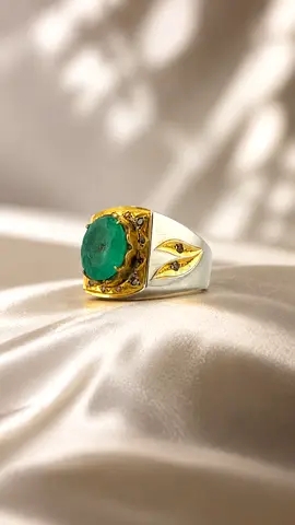خاتم بحجر زمرد افغاني طبيعي فخم - Luxurious Ring with Natural Afghan Emerald