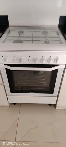 White Indesit Gas Cooker with Oven - Good Working Condition