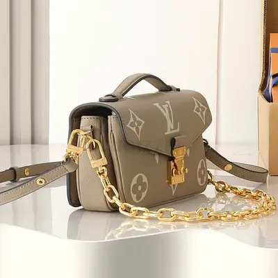Louis vuitton pochette esat west bag