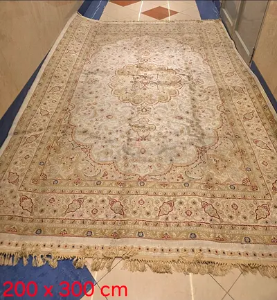 200x300 Vintage-Style Persian Rug in Brandnew Condition. Worth Over AED 4K. Going For Just AED 990.