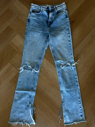 Light wash distressed women's skinny jeans, size 34 xs