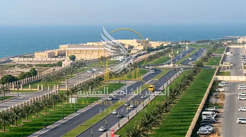 غرفتين وصالة واسعة جداً مع تراس كبير وغرفة خادمة في المجرّة الشارقة