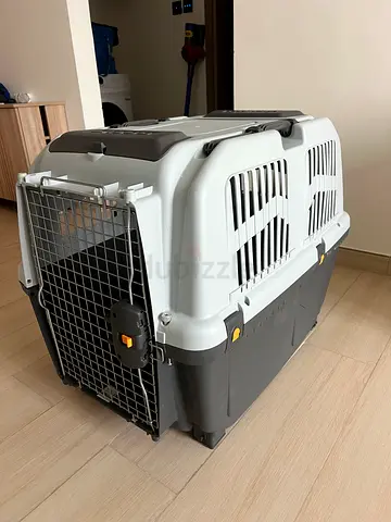 Large hard-sided pet carrier / travel crate - sturdy, good condition, bought last mont, used once
