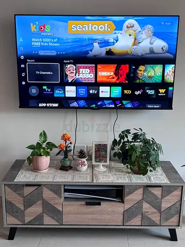 Smart TV and TV console