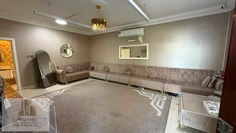 🏡 للبيع بيت مميز في منطقة الشهباء – الشارقة فرصة رائعة للسكن والاستثمار في موقع مميز، على شارع قار وقريب من الشارع الرئيسي، مع مساحة أرض كبيرة ودخل إ