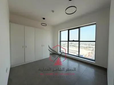 غرفتين ماستر وصالة مع خزائن في الحائط ثاني ساكن ,تسهيلات في السداد تصل ل 9 دفعات , موقع حيوي على مخرج دبي مباشرة