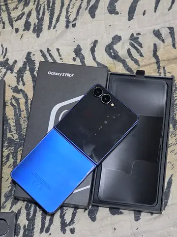 Z flip 7 256GB New tdra under warranty Samsung