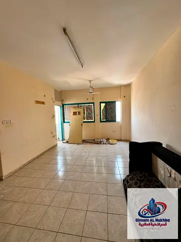 أكبر مساحه استديو بالبوطينه مع بلكون باطلاله جباره مساحات ممتازه مطبخ منفصل تشطيبات سوبر ديلوكس تسهيلات في السداد والصيانه مجانيه وعلي مخرج دبي وعجمان