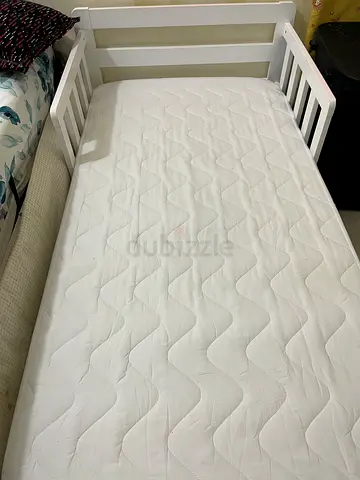 White wooden baby crib with mattress - good condition