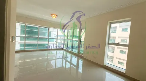 شقة غرفتين وصالة واسعة في المجاز 1 على شارع الملك فيصل، مع بلكونتين، غرفة خادمة، إطلالة مفتوحة، جيم ومسبح، موقف مجاني وشهر مجاني.