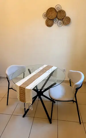 Modern Glass Top Dining Set with Two Upholstered Chairs ، طاولة طعام زجاج مع كراسي اثنين