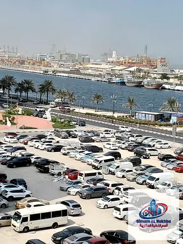 احلى وارخص شقة غرفة وصالة باطلالة على كورنيش الشارقة  مع موزع ومطبخ كبير ومشمس وحمام وتكييف مركزى وغاز مركزى مع باركن ترابية موقع مميز بارخص سعر