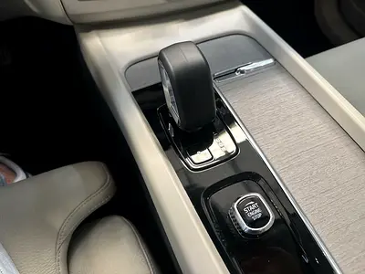 صورة 13 لـ 2023 Volvo XC60
