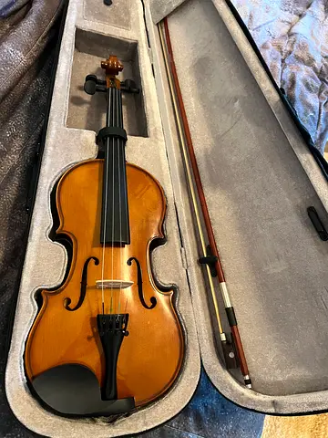 Violin instrument for sell in a perfect condition , آلة الكمان الموسيقية للبيع في حالة ممتازه