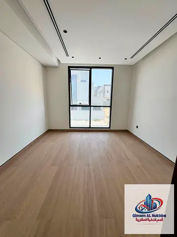 فيلا أول ساكن في الحوشي، 4 غرف ماستر، 7 حمامات، ريسيبشن كبير، مطبخ أمريكي وخارجي، 180 ألف، دفعتين.