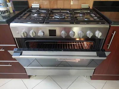 Bosch brand 5 burner gas cooker 90by60 cm
