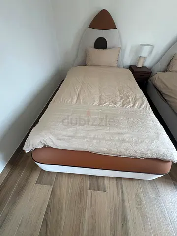 Rocket-shaped single kids bed with mattress — good condition