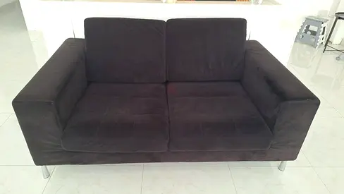 كنبه لون أسود مخمل As a velvet black color alert