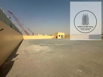 أرض مسورة للإيجار الصجعة الشارقة 10000 قدم مكتب وحمام