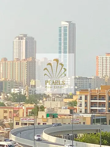 غرفة وصالة للإيجار السنوي في أبراج السيتي تاور بالنعيمية 3، بلكونة و2 حمام، موقع مميز بجوار السفير مول ومقابل جراند مول.