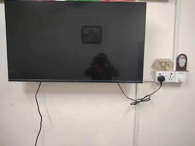 42-55" Wall-mounted LED TV – Good working condition