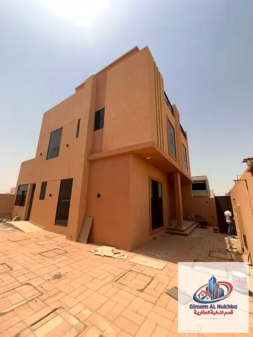 فيلا أول ساكن بالحوشي 3 طوابق، 4 غرف ماستر وغرفة خادمة ماستر، صالة كبيرة، غاز مركزي، باركينج 5 سيارات، 150 ألف، تأمين 20 ألف،وعلي مخرج دبي وعجمان