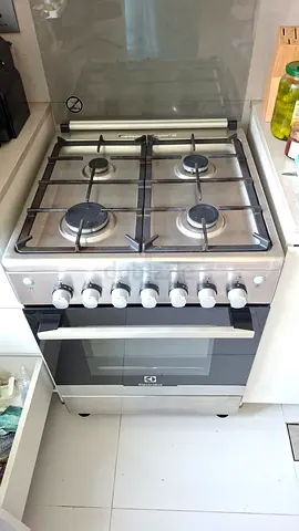 Electrolux 4 burner full gas with fan oven latest model same like new condition