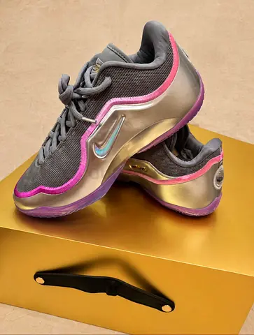 New Nike shoes ( suitable for basketball )