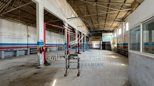 مستودع للإيجار في الصناعية 4  8,000 قدم  شارع رئيسي كهرباء 90 كيلوواط سكن عمال تسهيلات في السداد