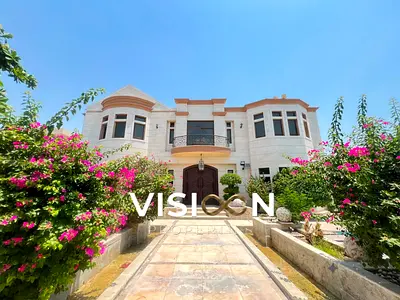 Huge 5BR villa I Pool l elevator I Garden