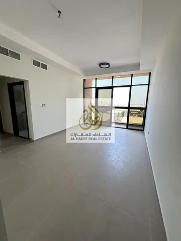 الايجارالسنوي عجمان منطقة الجرف2 مقابل المدرسة الاهليه والمدرسة الواطيه البنايه عائلات البنايه جديده اول سكن غرفتين وصاله بلكونة تكيف مركزي 3 حمام ماس