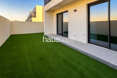 Spacious | 4BR Upgraded | Vacant Now | Negociable