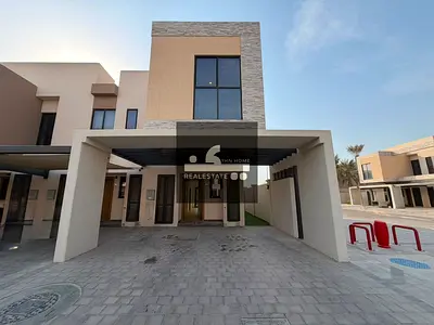 Spacious Townhouse Living w/ Privacy and Comfort