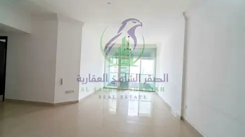 شقة غرفتين وصالة بإطلالة مفتوحة وبلكونة، تضم غرفة ماستر و3 حمامات وخزائن بالحائط، مع إمكانية السداد على 4 أو 6 دفعات.
