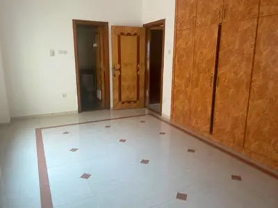 شقة للايجار السنوى-بالمجاز2 الشارقة-3 غرف نوم-2 موزع كبير-ستور-3 حمام-خزائن حائط-2 بلكون-تكييف مركزى-مقابل شارع جمال عبدالناصر-قرب الكورنيش وكارفور