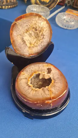 حجر كريم عقيق طبيعي أصلي مع حامل خشبي