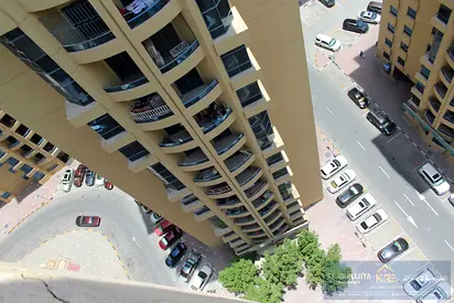 شقة فسيحة 3 غرف نوم مع غرفة خادمة | 2,366 قدم مربع | مؤجرة بعائد استثماري | فرصة مميزة للبيع في أبراج الخور A2