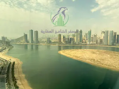 ثلاث غرف وصالة واسعه للايجار بممزر الشارقة اطلالة بحرية مباشرة مساحة واسعة خزائن بالحائط ستور موقع مميز مباشر على مخرج دبي